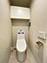 トイレ：温水洗浄便座付きトイレは壁埋め込み収納で空間をすっきりと保ちます。清潔感のある空間で快適な時間をお過ごしください。