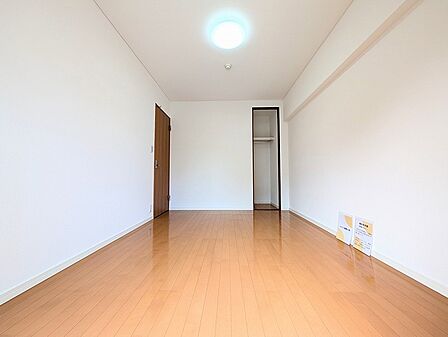 明るい色調のフローリングと白い壁が特徴的な居室は、開放感あふれる空間です。オープンなクローゼットも備わり、お部屋を自由にレイアウトできます。