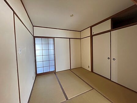 和室は障子からやわらかな光が差し込み、ゆったりと落ち着ける空間です。押入れ収納も備わっており、来客用にも活用できます。
