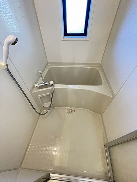 明るい光が差し込む窓付きの浴室は、一日の疲れを癒すリラックスタイムを演出します。快適なバスタイムをお過ごしください。