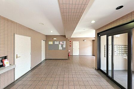 住まいの入り口を彩る共用エントランス。日々の暮らしを快適にする掲示板が設置されています。