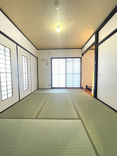 畳の心地よい和室は、陽光が差し込む明るい空間。襖を開放すれば広々とした一体空間に。読書や休憩、客間など、様々な用途でご活用いただけます。
