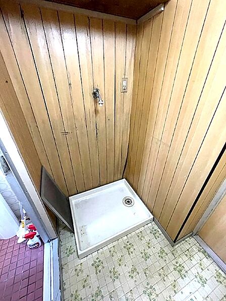 洗濯パンが設置された洗面所。水栓と電源も確保されており、快適な身支度をサポートします。