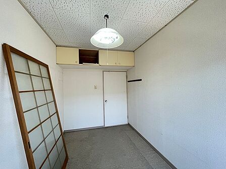 上部収納付きの居室は、荷物の多い方にもおすすめです。