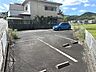 外観：駐車スペースは舗装されており、お車を安心して停められます。周辺は閑静な住宅街で、穏やかな住環境です。