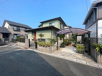 外観:落ち着いた色合いの建物が並ぶ閑静な住宅街。青空の下、庭先の緑が映える、穏やかな住環境です。 外観:落ち着いた色合いの建物が並ぶ閑静な住宅街。青空の下、庭先の緑が映える、穏やかな住環境です。