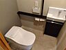 トイレ：使い勝手の良い独立型トイレには、快適な温水洗浄便座を設置。手洗いカウンター付きで、いつでも清潔にご利用いただけます。