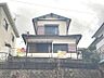 外観：高台に建つ戸建て物件です。周辺は閑静な住宅街で、落ち着いた暮らしが叶います。詳細はお問い合わせください。