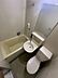 トイレ：一体型のバス・トイレで水回りをコンパクトにまとめた空間です。日々のお手入れもスムーズに行えます。