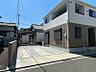 外観：閑静な住宅街に佇む、築浅2階建て住宅。駐車スペースもゆったりと確保され、快適なカーライフを送れます。家族の夢を叶える理想の住まいを、ぜひ現地でご体感ください。
