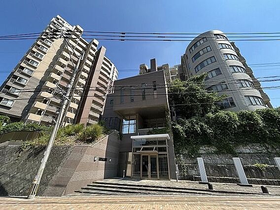 複数の建物が建...