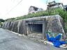 外観：道路沿いに位置する駐車スペースです。高い擁壁が特徴的で、周囲の住宅へのアクセスもスムーズです。用途に合わせて活用をご検討ください。