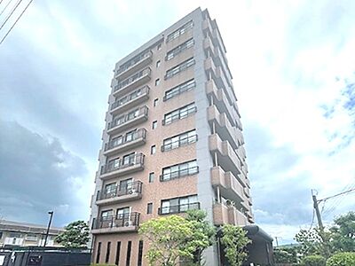 外観:都市景観に調和する外観のマンション。緑豊かなアプローチが、住まう方を穏やかに出迎えます。駐車場も備わり、快適な暮らしをサポート。 外観:都市景観に調和する外観のマンション。緑豊かなアプローチが、住まう方を穏やかに出迎えます。駐車場も備わり、快適な暮らしをサポート。