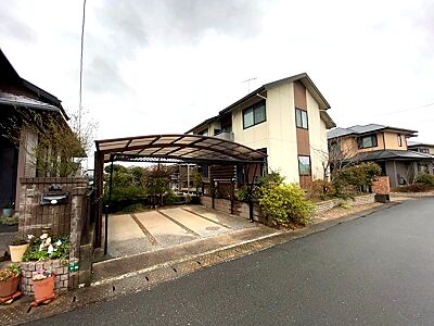 外観:閑静な住宅街に佇む、落ち着いた雰囲気の一戸建て。カーポート付きで雨の日も安心です。庭木の手入れも行き届き、緑豊かな住環境が魅力。 外観:閑静な住宅街に佇む、落ち着いた雰囲気の一戸建て。カーポート付きで雨の日も安心です。庭木の手入れも行き届き、緑豊かな住環境が魅力。