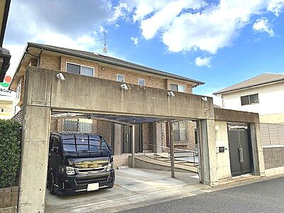 外観:ガレージ付きの一戸建てで、大切な車を雨風から守ります。車椅子でも安心のスロープも設置されています。 外観:ガレージ付きの一戸建てで、大切な車を雨風から守ります。車椅子でも安心のスロープも設置されています。