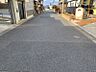 その他：物件前面の道路は、アスファルト舗装で整備されており、周辺は閑静な住宅街が広がっています。この環境が、日々の暮らしに穏やかさをもたらします。