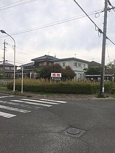 外観：小学校は徒歩11分程度と毎日の通学に便利ですね