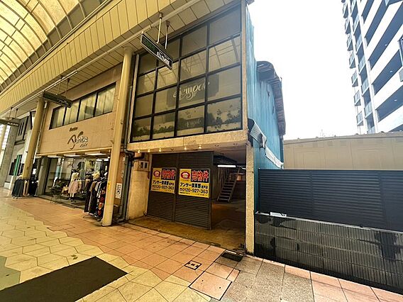屋根付き商店街...