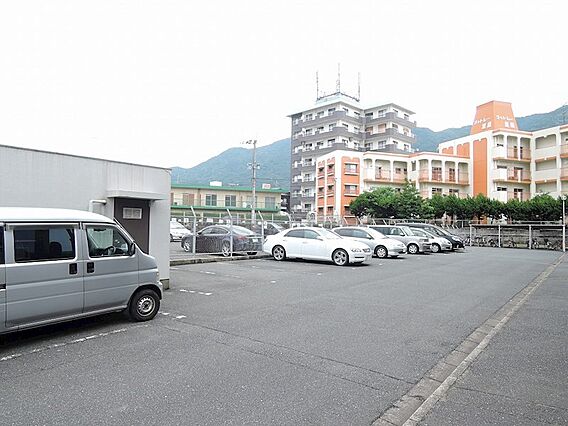 平置きの駐車場...