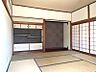 その他：趣のある和室は、来客をもてなす空間としてもおすすめです。市松模様の壁面が落ち着いた雰囲気を演出します。