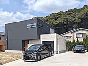 洗練されたデザインの外観が目を惹く住まい。前面に広がる開放的な空間が、日々の暮らしにゆとりと安らぎをもたらします。