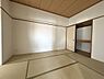 その他：畳敷きの和室は、落ち着いた雰囲気とくつろぎの空間を提供します。押入れ収納も備え、すっきりとした暮らしをサポートします。