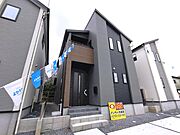 外壁のツートンカラーが洗練された印象を与える新築戸建て。落ち着いた色合いで、周囲の街並みに調和しながらも個性を放ちます。新しい生活を始めるのにふさわしい住まいです。