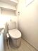 トイレ：清潔感のあるトイレは、日々の暮らしを快適に彩ります。上部棚には、トイレットペーパーのストックやお好みの小物を置くスペースとして活用いただけます。
