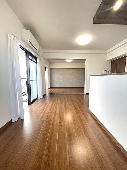明るい日差しが差し込む開放的なリビング。隣接するお部屋と繋がれば、より広々とした空間に。木目調のフロアが温かみを添えます。