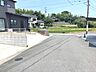 その他：舗装された前面道路に接道し、物件への出入りもスムーズです。豊かな緑に囲まれ、穏やかな住環境が魅力です。