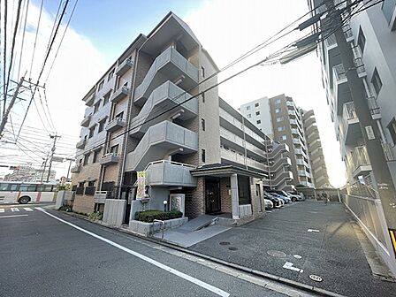 周辺は徒歩5分圏内にスーパーがある利便性の高い立地でありながら、高取小学校・高取中学校区内に位置する子育てにも人気の閑静な住宅街です!