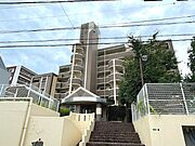 存在感ある外観が特徴のマンションです。周辺の眺望も期待できる立地で、開放的な暮らしをサポートします。