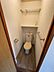 トイレ：清潔感のあるトイレは、日々の暮らしを快適にします。収納棚と上部ラックも備わり、空間を有効活用できる設計です。