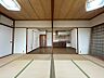 その他：天井の木目が温もりを感じさせる和室。隣接するダイニングキッチンとの一体感も魅力です。お子様の遊び場や客間など、多目的にご活用いただけます。