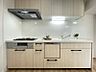 キッチン：明るい木目調のキッチンは、お料理の時間を快適に演出。食洗機付きで日々の家事もサポートします。