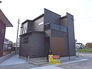スタイリッシュな外観が印象的な一戸建て。落ち着いた色合いのモダンなデザインが目を引きます。現地にてご覧いただけます。