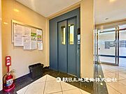 綺麗に整頓された共用部。エレベーター付。