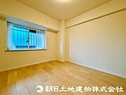 誰もが好みで飾れるシンプルな室内に仕上げてあります。収納もございます。