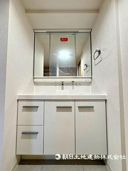 三面鏡付きの洗面所で朝の支度をスムーズに行えます。