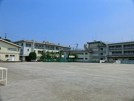 長沢中学校まで800m