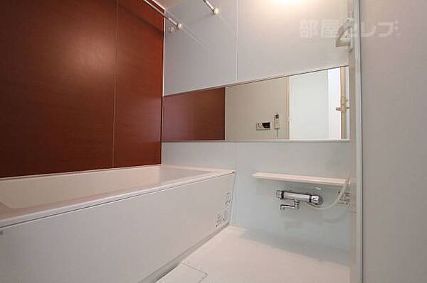 画像4:お風呂は壁もオシャレ！大きめの鏡も嬉しいですね