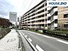 外観：前面道路。新神戸駅から徒歩4分で新幹線での出張や旅行に便利。