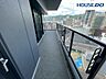バルコニー：夜景を楽しんだり様々な活用方法のある約35m2L字型バルコニー。全居室バルコニーに面す。手すりが透明なので日光が通りやすくリビングから景色を楽しむことができます。リビング・約7帖洋室から出入り可。