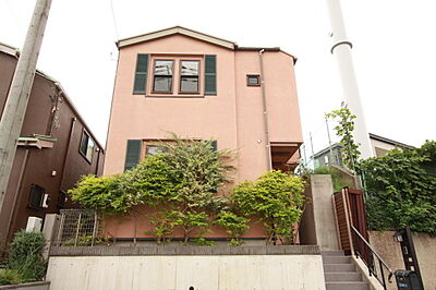 外観:全45棟の閑静な住宅街でありながら自然を多く感じられ且つ駅徒歩圏と利便性の高い邸宅は交通量も少なく穏やかに平坦な生活を送れる住環境です。家族を大切に包み暮らしに彩をプラスする憩いの住まいとなるでしょう 外観:全45棟の閑静な住宅街でありながら自然を多く感じられ且つ駅徒歩圏と利便性の高い邸宅は交通量も少なく穏やかに平坦な生活を送れる住環境です。家族を大切に包み暮らしに彩をプラスする憩いの住まいとなるでしょう