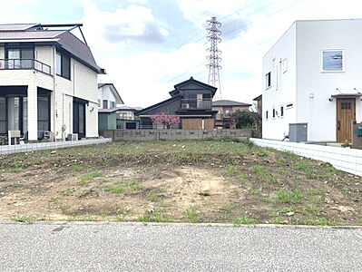 外観：建築条件ありません！敷地76坪超と広々♪　お好きなプランでマイホームをご計画ください♪　建物の配置を考えやすい整形地。　現地のご見学大歓迎です！周辺環境含めご案内いたします。　お気軽にお問合せ下さい♪