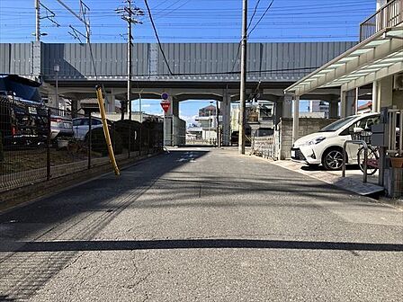 前面道路です。車はスピードを抑えて走行するので、お子様にも安全な道幅となっています。