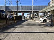 前面道路です。車はスピードを抑えて走行するので、お子様にも安全な道幅となっています。