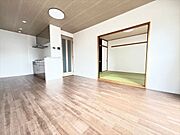 家族でくつろぐスペースは気持ちの良い空間で過ごしたいですよね。南向きの窓から陽射しが入り、採光・通風共に良好です。