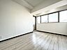 洋室：大きな窓からたっぷりの日差しが入り、明るいお部屋になっています。