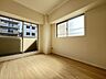 洋室：大きな窓からたっぷりの日差しが入り、明るいお部屋になっています。